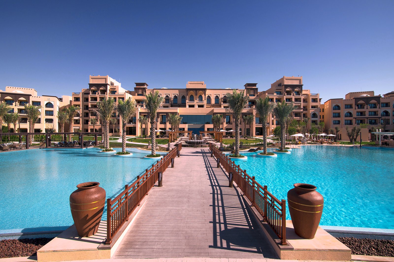 abu-dhabi-saadiyat-rotana-resort-villas-piscine.jpg