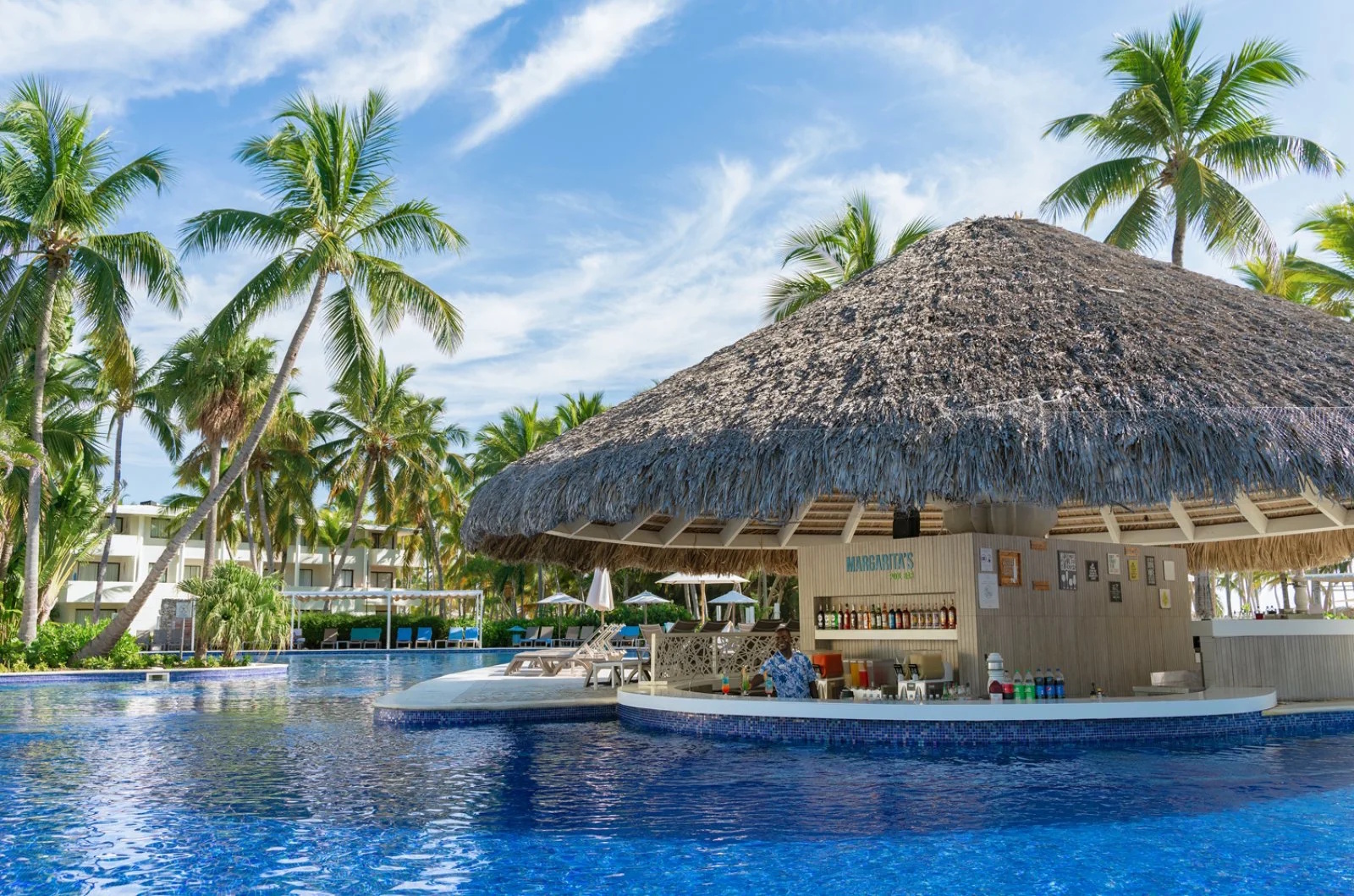 catalonia-bavaro-beach-piscina-bar.jpg