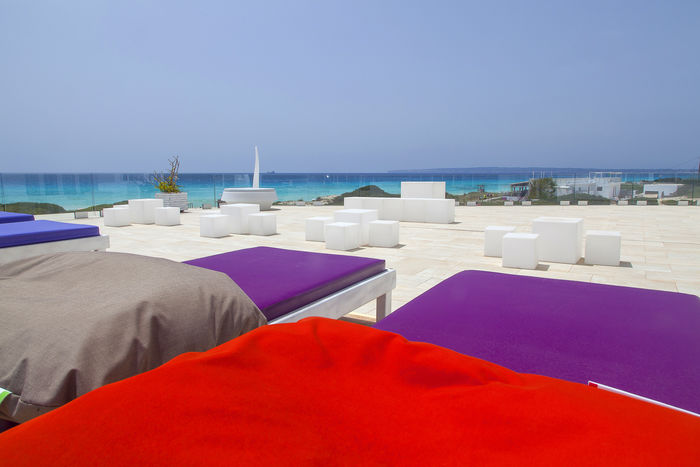 formentera-maysi-piscina-zona-relax.jpg