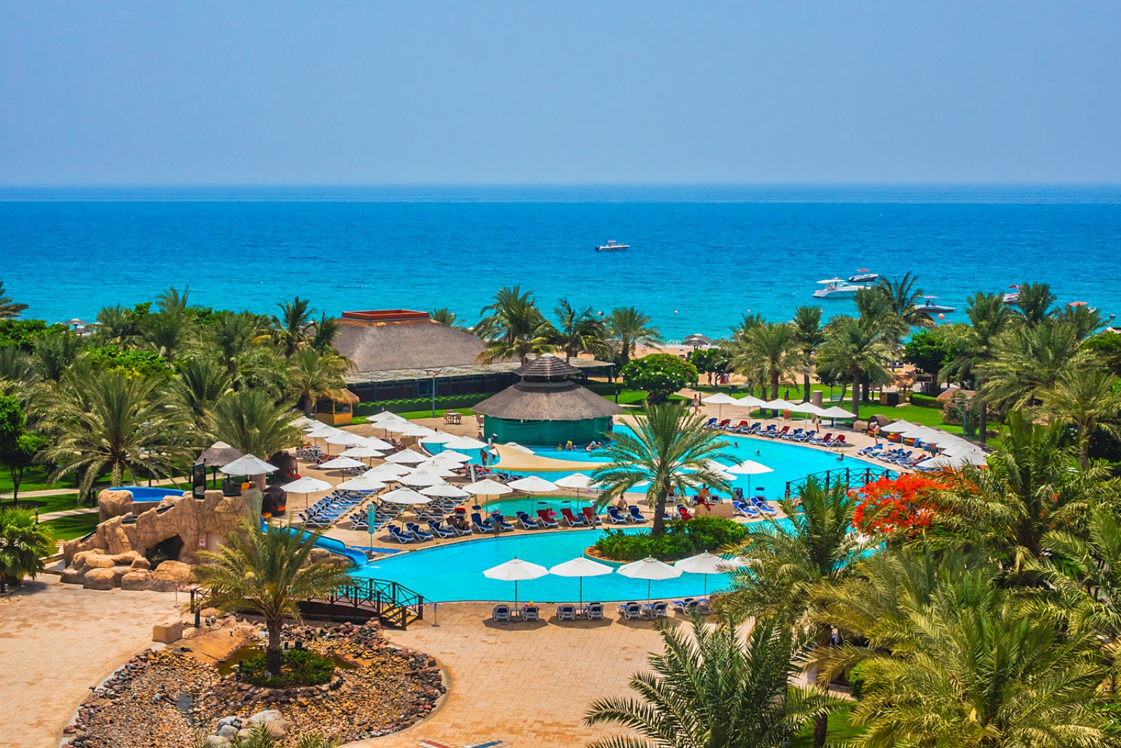 fujarah-rotana-resort-e-spa-piscine.jpg