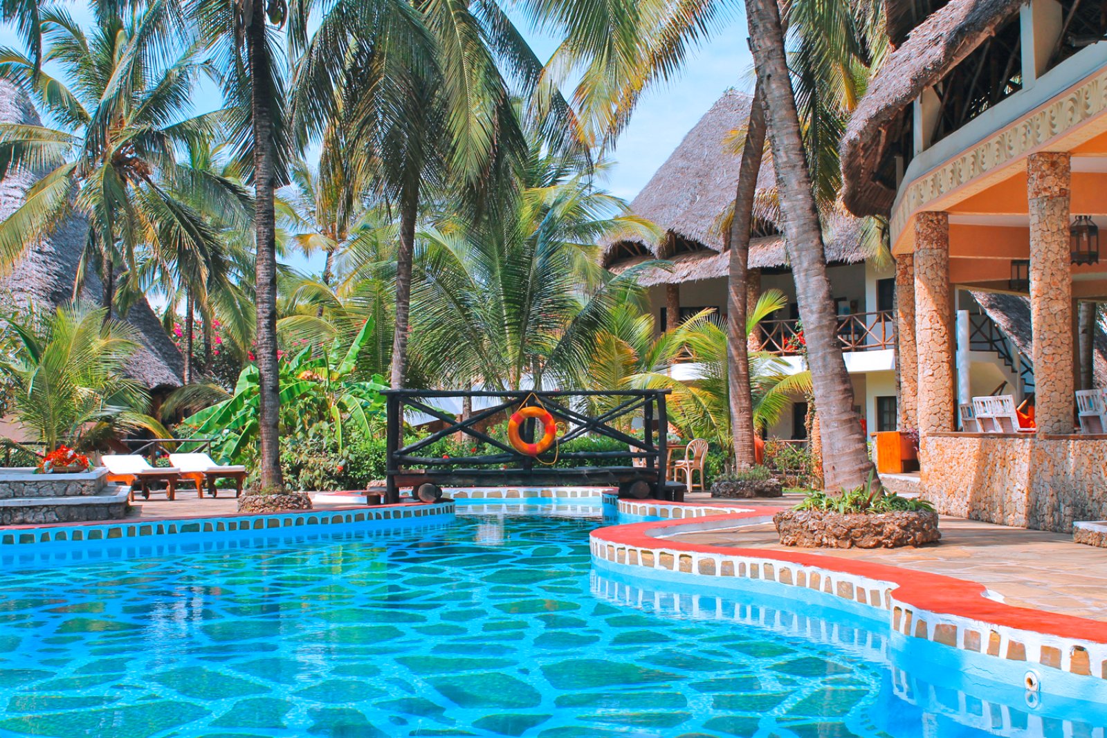 kenya-aquarius-beach-piscina.jpg