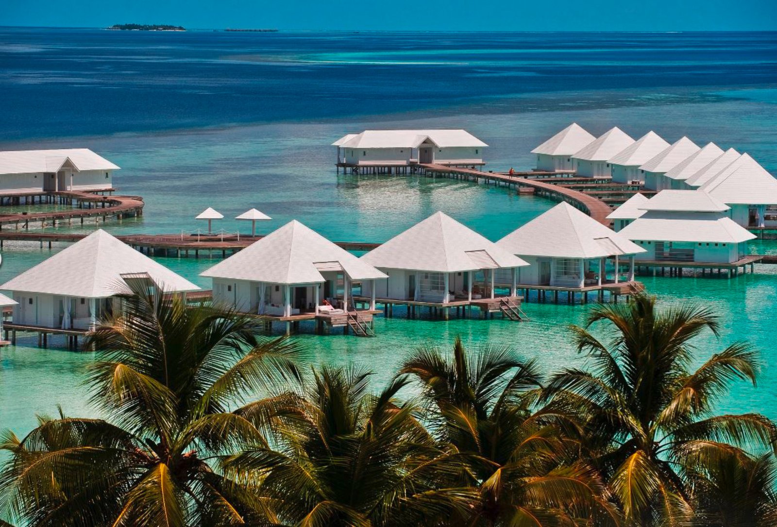 maldive-athuruga-spiaggia-overwater-camere.jpg