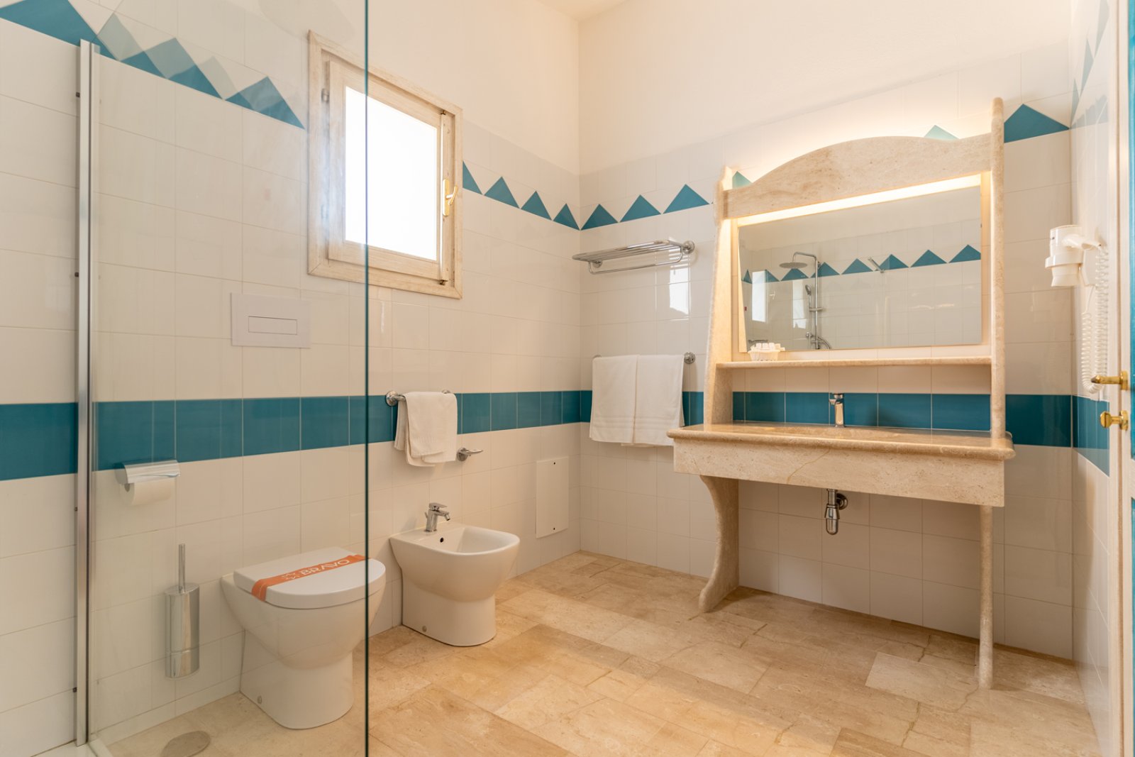 sardegna-bravo-budoni-camera-standard-bagno.jpg