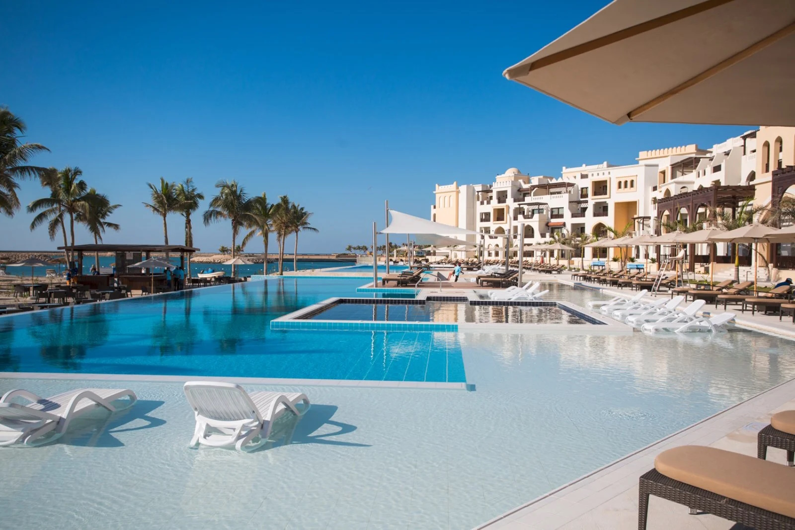 seaclub-fanar-oman-piscina.jpg